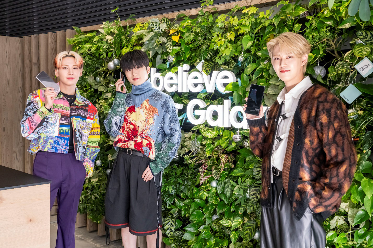 新しい JO1」川尻蓮、木全翔也、白岩瑠姫がGalaxyの世界観を体験！ 3人 アイドルグッズ
