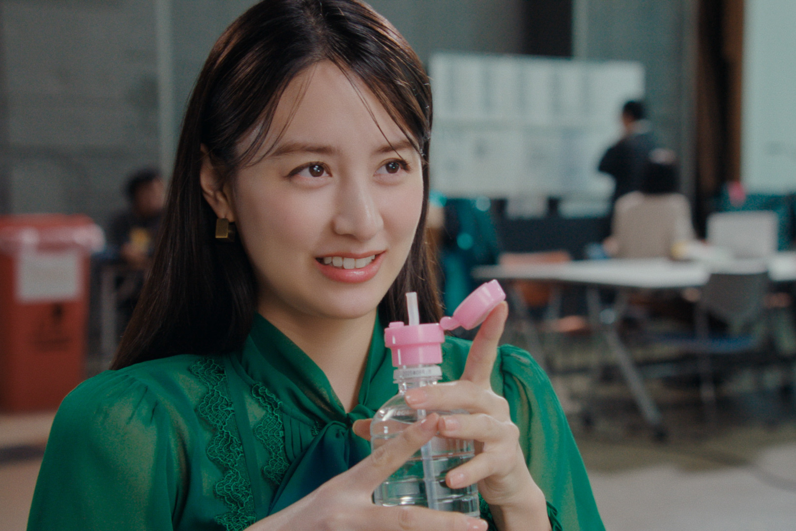 【数量限定】山本美月＆小松菜奈さん掲載ページSET（ポスターサイズ）#5475 CMの撮影現場が舞台！ 『2年⽬の私～新NISA篇～』公開！！ 山本美月は