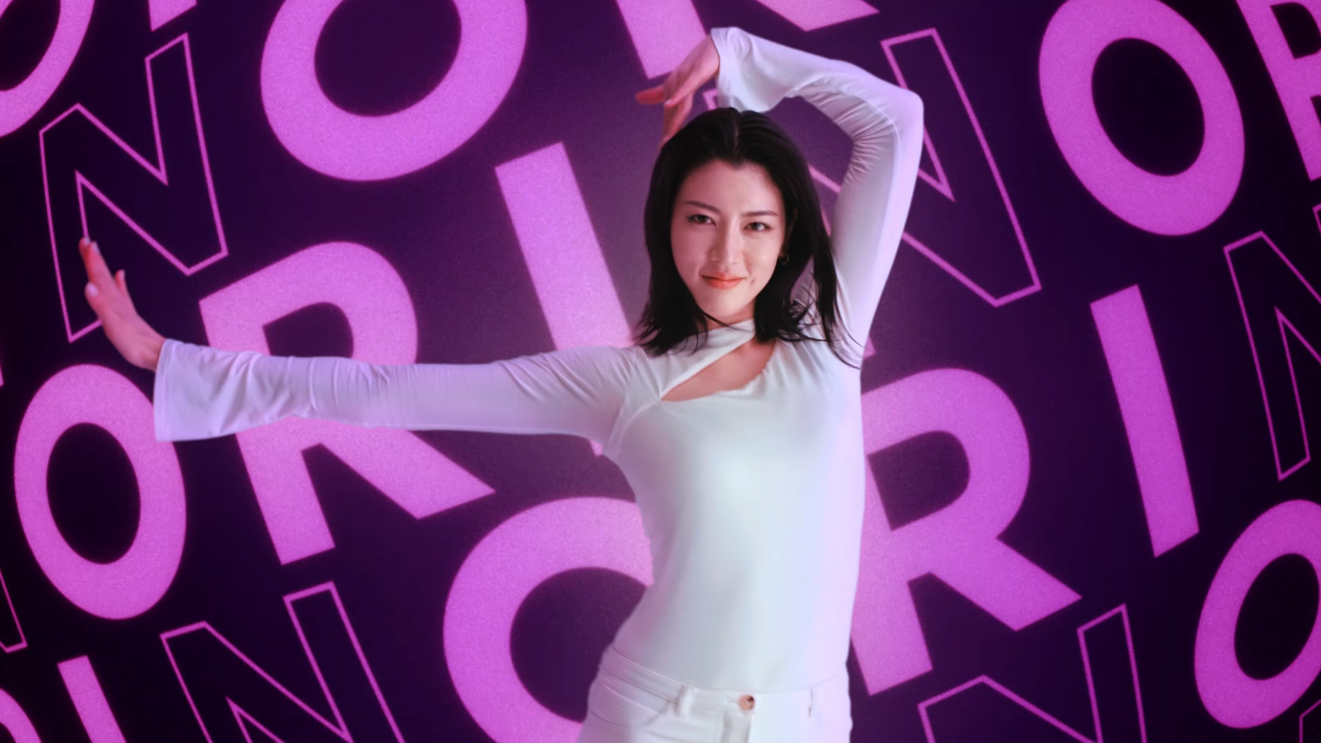 三吉彩花が「湖池屋ストロング」新CMで圧巻の「のりのり？」ダンスを