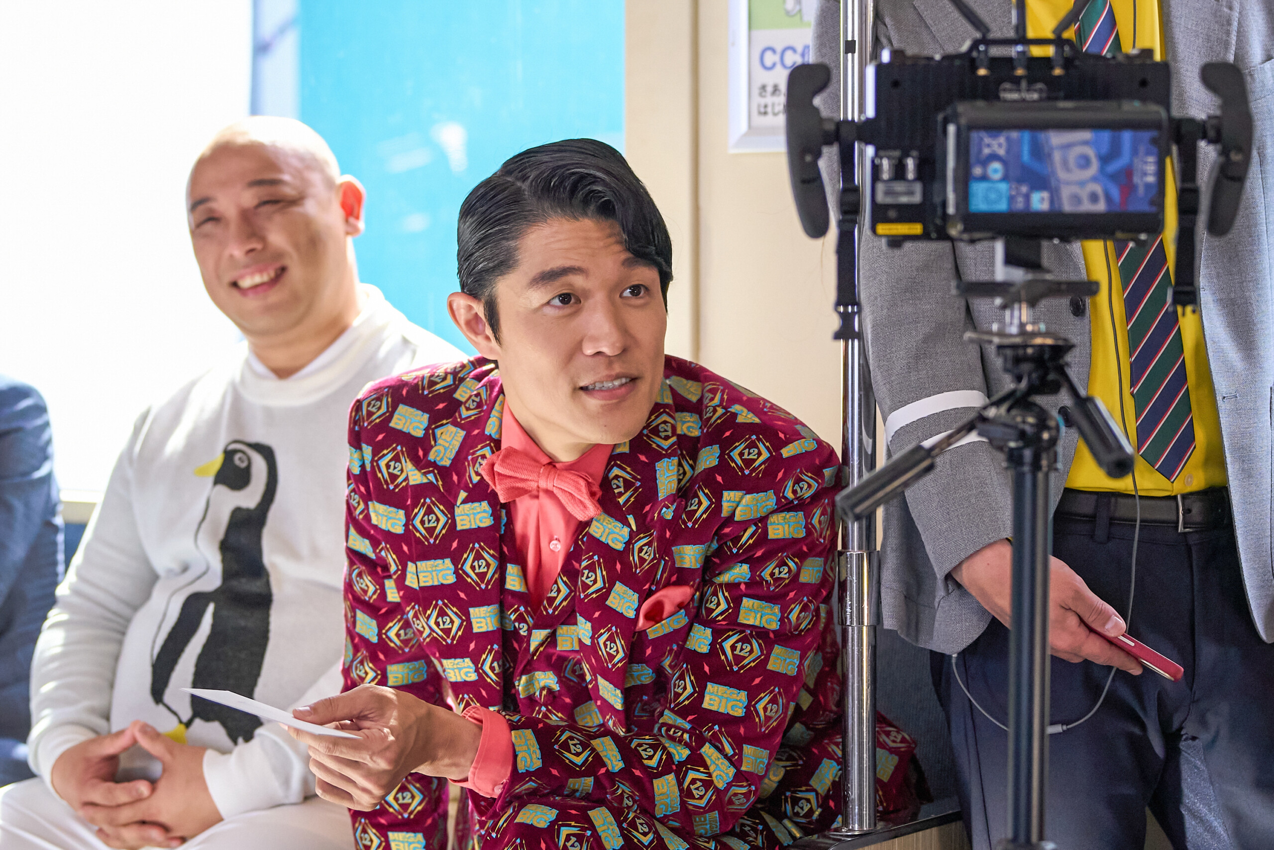 鈴木亮平×トム・ブラウン MEGA BIG新TV-CM 『12億の案内