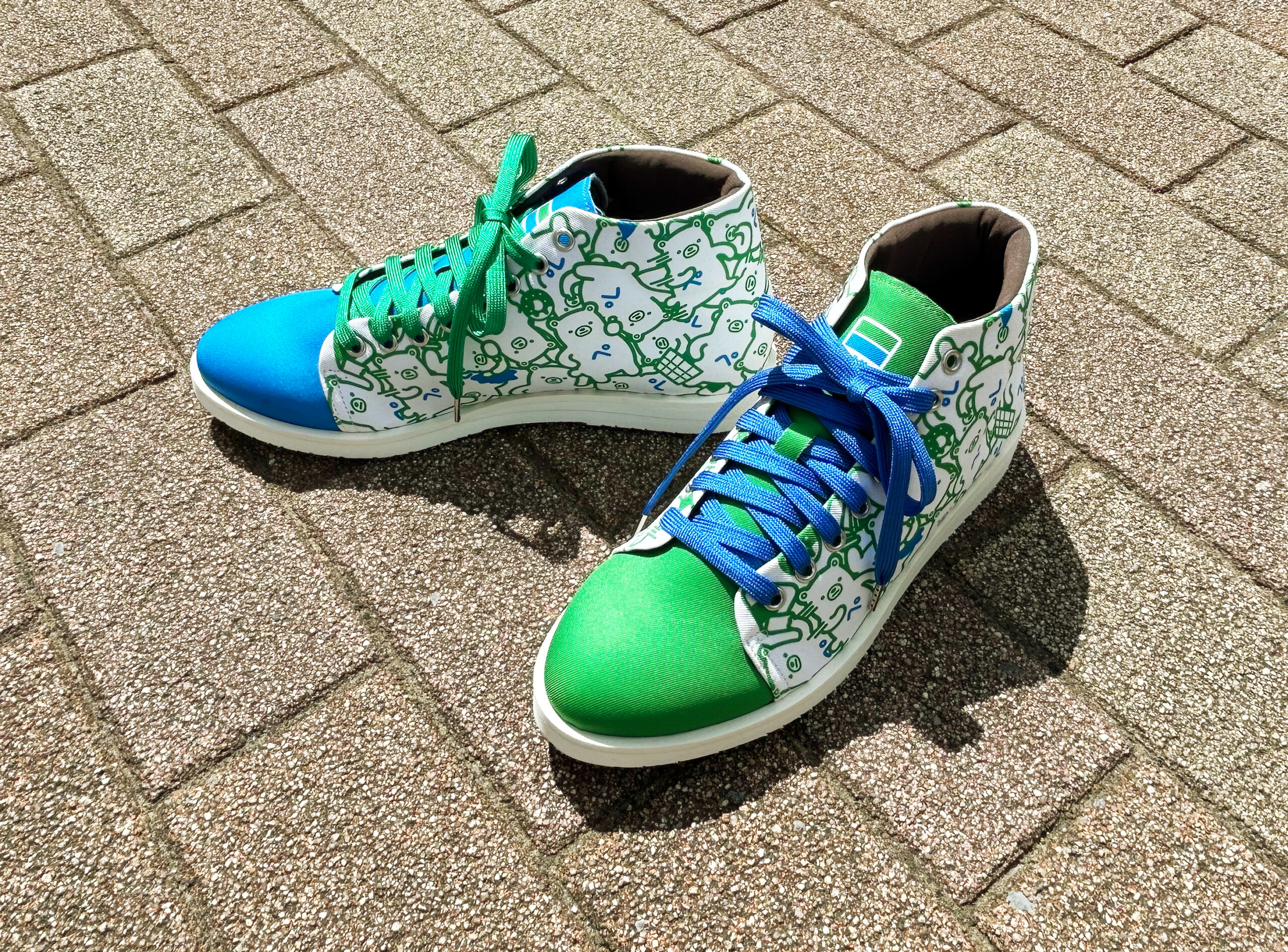 ファミマカラーの限定スニーカー270名に！11月買い物で当選チャンス